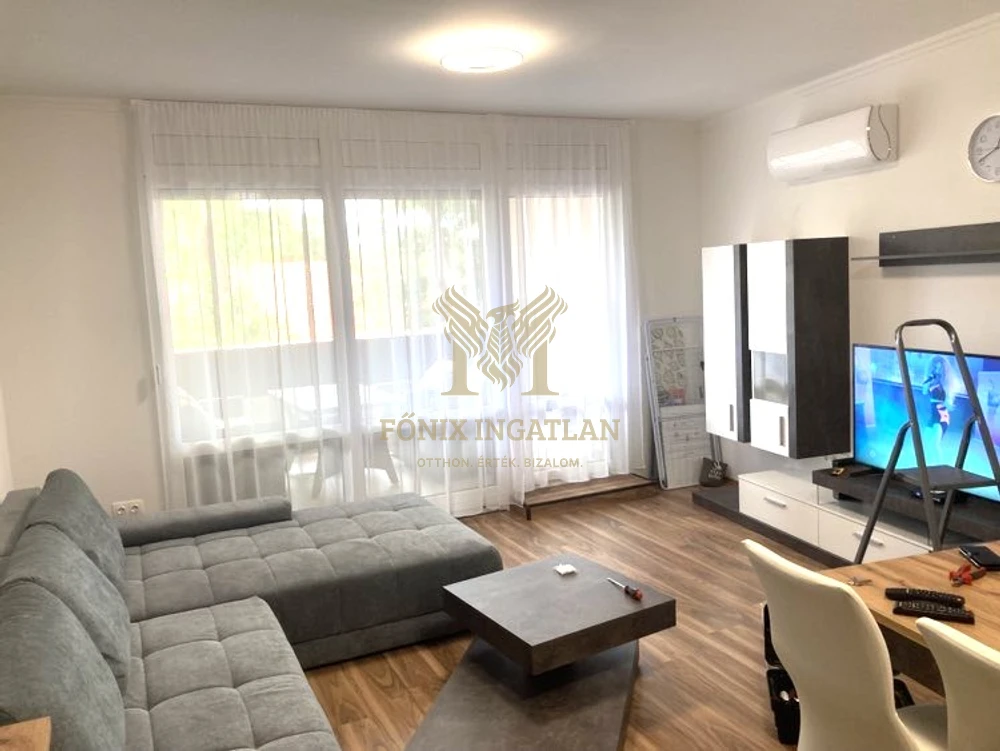 MODERN BELVÁROSI LAKÁS 20 M²-ES ERKÉLLYEL KIADÓ!