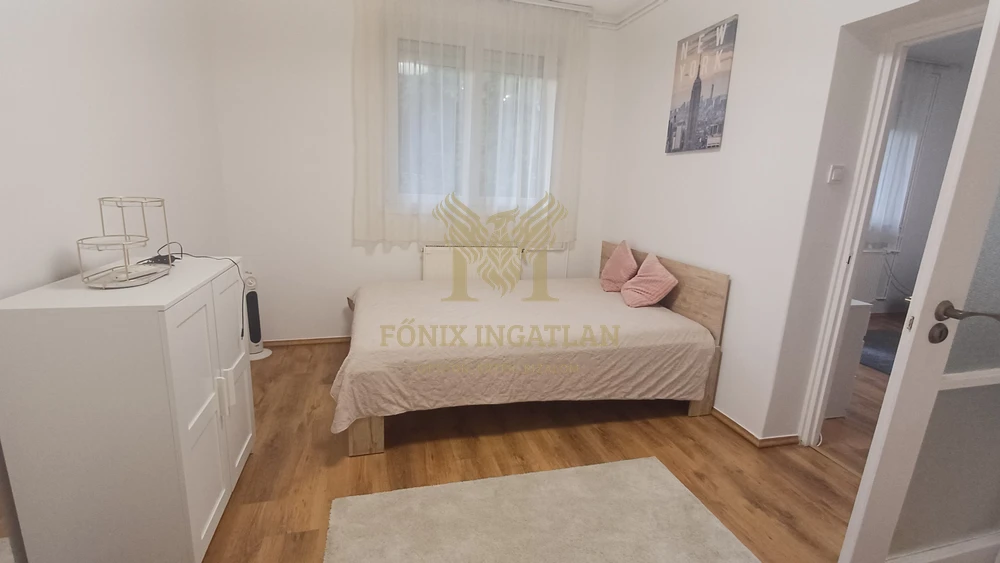 BERKENYE UTCÁBAN FELÚJÍTOTT, NAGY LOGGIÁS LAKÁS ELADÓ!