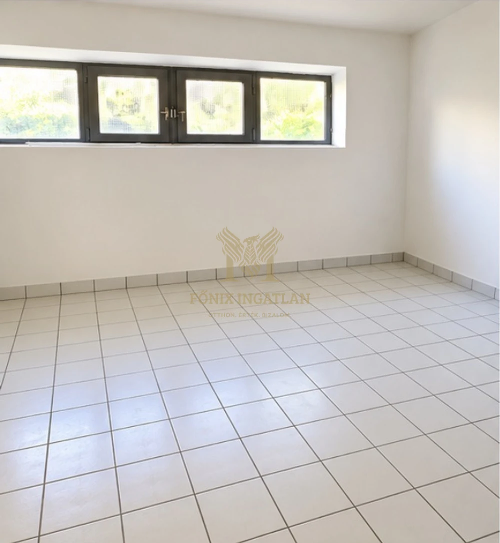 Nyíregyházán, a kórház közelében nagyméretű garázs eladó
