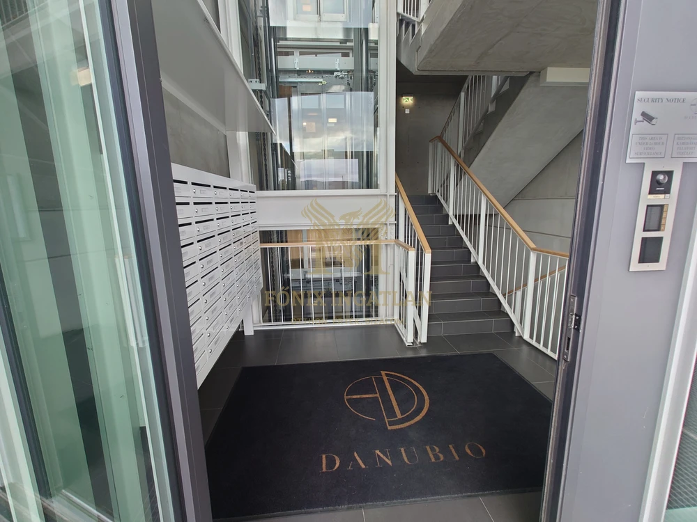 Ritka ajánlat a DANUBIO-ban – kertkapcsolatos luxuslakás a Foka‑öböl és a Duna-part mellett, személyre szabottan berendezhető