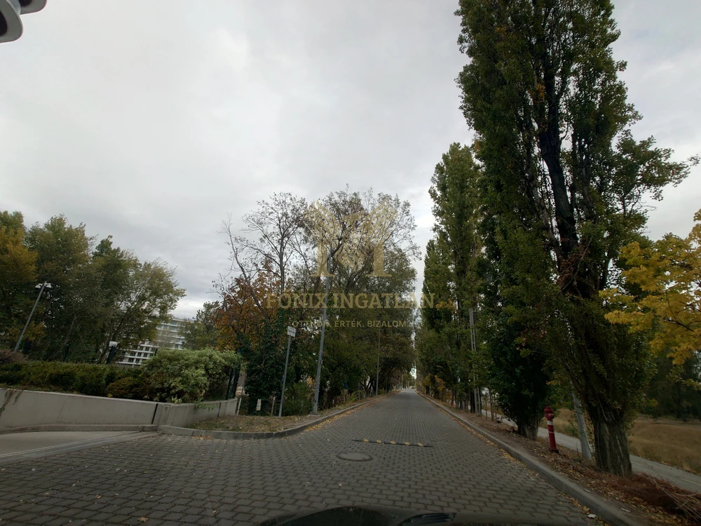 Ritka ajánlat a DANUBIO-ban – kertkapcsolatos luxuslakás a Foka‑öböl és a Duna-part mellett, személyre szabottan berendezhető