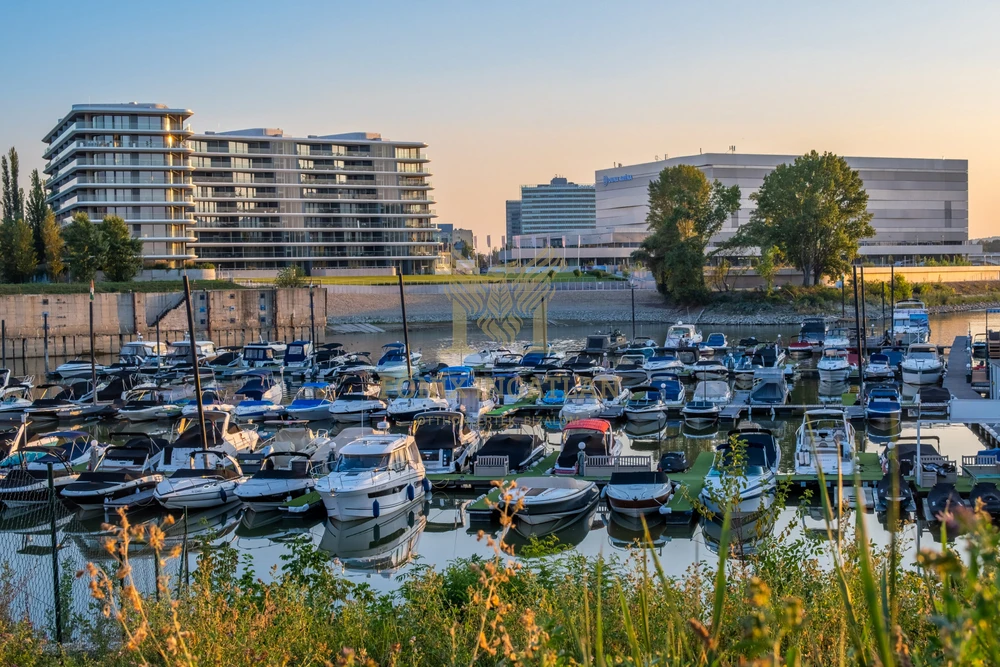 Ritka ajánlat a DANUBIO-ban – kertkapcsolatos luxuslakás a Foka‑öböl és a Duna-part mellett, személyre szabottan berendezhető