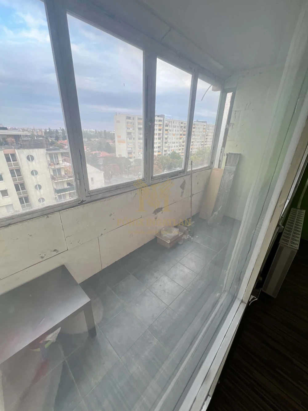 Világos, loggiás lakás eladó Albertfalván, a Fehérvári úton!