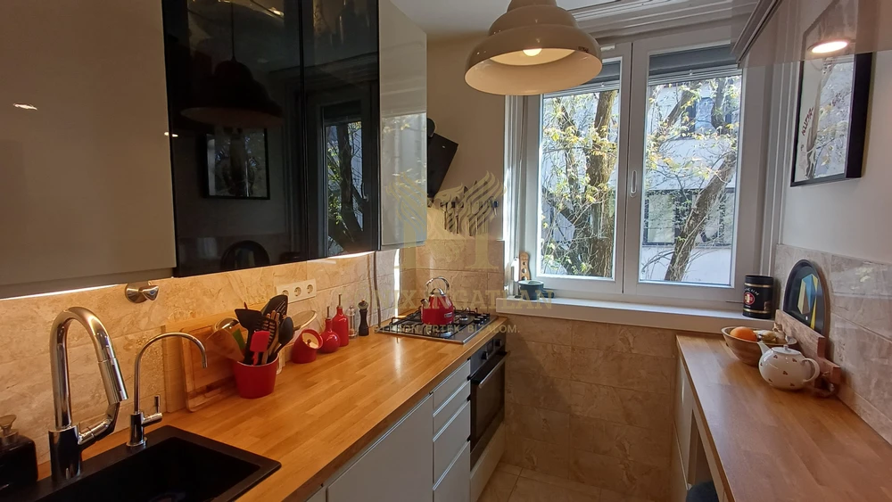 RÓZSADOMBI, RÉSZPANORÁMÁS, VILÁGOS, NAPFÉNYES LAKÁS ELADÓ !