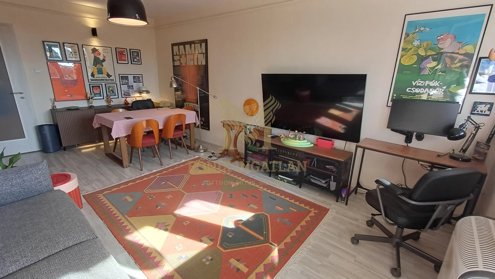 RÓZSADOMBI, RÉSZPANORÁMÁS, VILÁGOS, NAPFÉNYES LAKÁS ELADÓ !