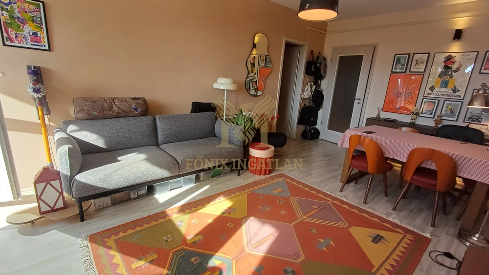 RÓZSADOMBI, RÉSZPANORÁMÁS, VILÁGOS, NAPFÉNYES LAKÁS ELADÓ !