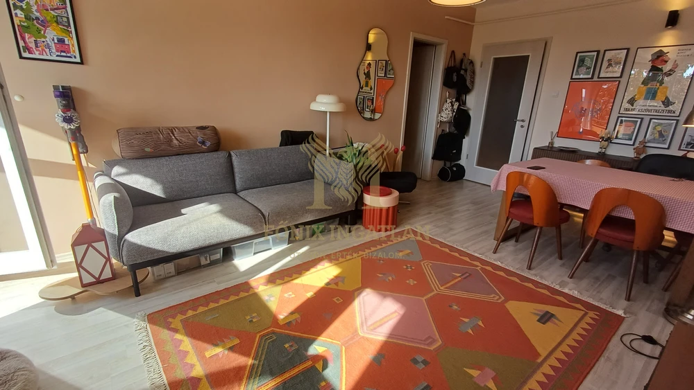 RÓZSADOMBI, RÉSZPANORÁMÁS, VILÁGOS, NAPFÉNYES LAKÁS ELADÓ !