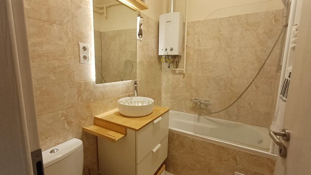 RÓZSADOMBI, RÉSZPANORÁMÁS, VILÁGOS, NAPFÉNYES LAKÁS ELADÓ !