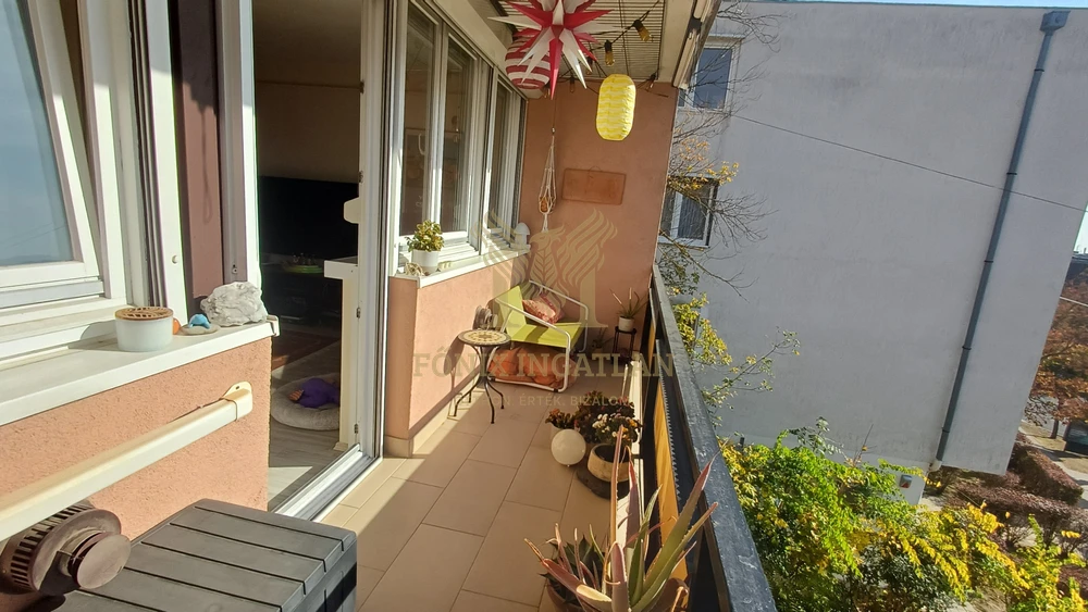 RÓZSADOMBI, RÉSZPANORÁMÁS, VILÁGOS, NAPFÉNYES LAKÁS ELADÓ !