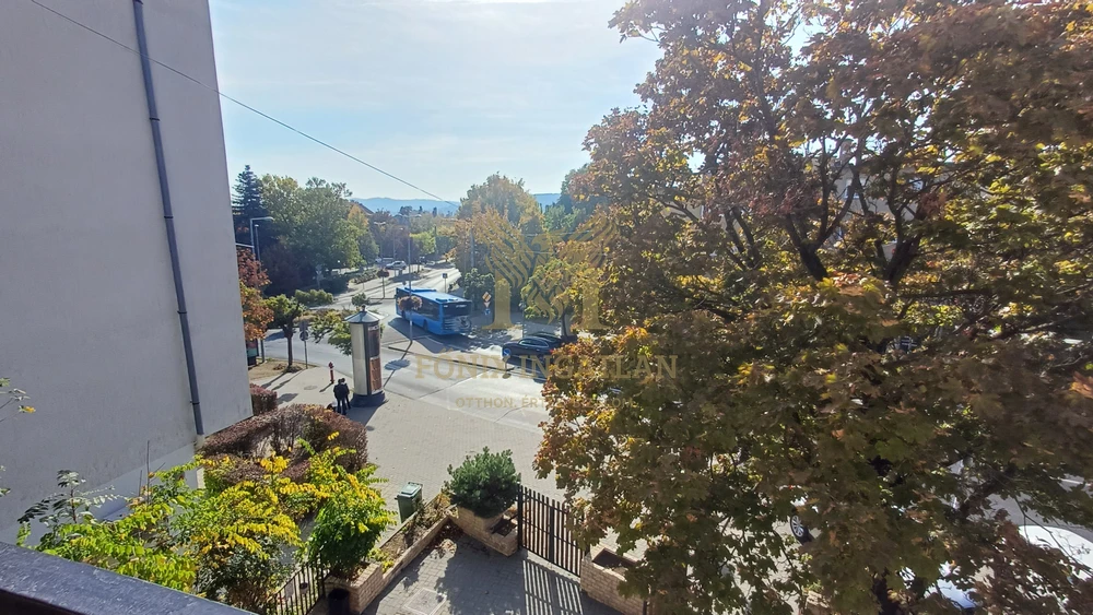 RÓZSADOMBI, RÉSZPANORÁMÁS, VILÁGOS, NAPFÉNYES LAKÁS ELADÓ !
