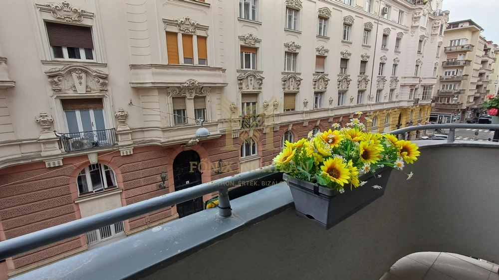 SZENT ISTVÁN PARK KÖZVETLEN KÖZELÉBEN, 2 SZOBA HALLOS, ERKÉLYES LAKÁS ELADÓ, IMPOZÁNS, SZÉP HÁZBAN!