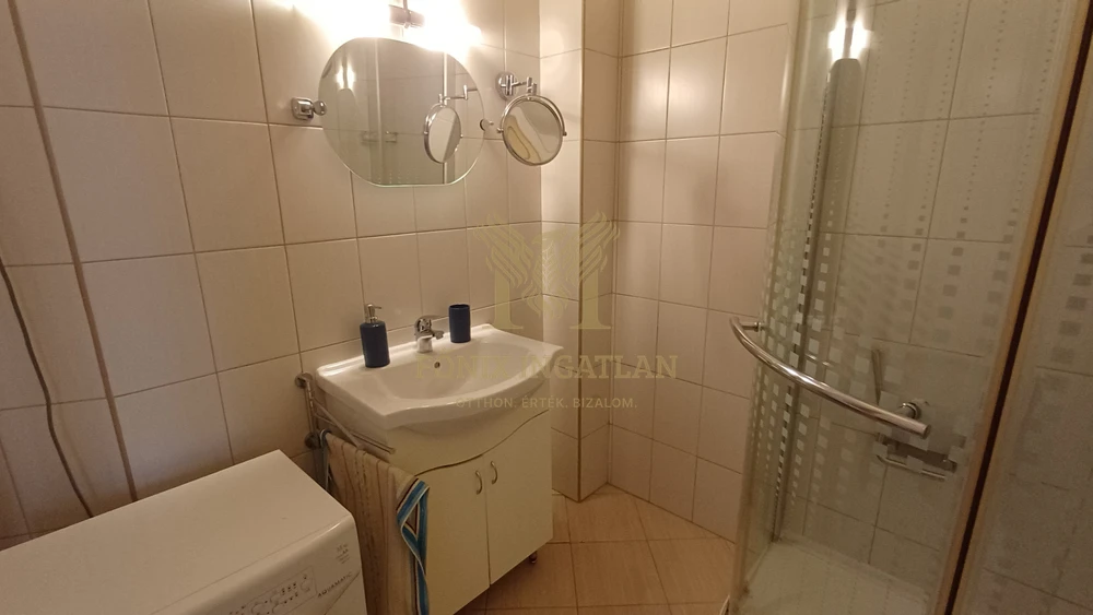 SZENT ISTVÁN PARK KÖZVETLEN KÖZELÉBEN, 2 SZOBA HALLOS, ERKÉLYES LAKÁS ELADÓ, IMPOZÁNS, SZÉP HÁZBAN!